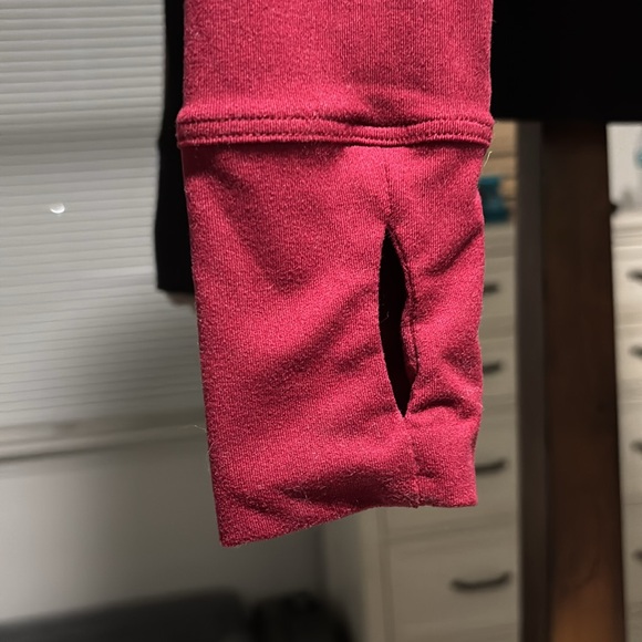 Fleo long sleeve crop top with thumb holes - Picture 2 of 3